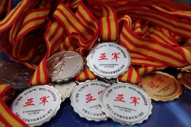 佩里西奇半场主动与亚马尔交换球衣引关注